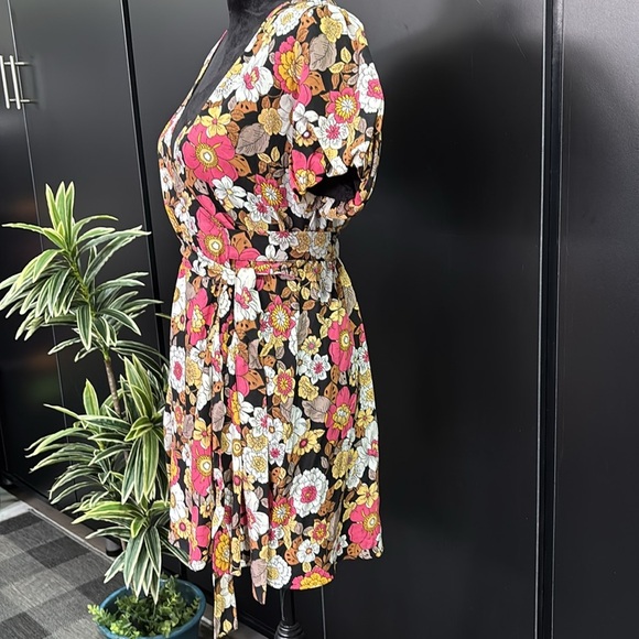 Forever 21 Wrap, low-cut V-neck,puff sleeves, tie waist,floral,linen blend - Picture 3 of 12